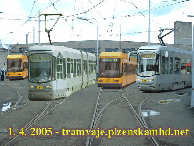 Nové nízkopodlažní vozy před výjezdem z vozovny Slovany 1. 4. 2005