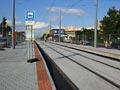 Zastávka Sokolovská obehnaná provozorním pletivem den před spuštěním tramvajového provozu po rekonstrukci 31. 8. 2011
