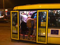 Plná tramvaj v zastávce Hlavní nádraží ČD, Sirková krátce před rozsvícením vánočního stromečku 27. 11. 2011, foto: A. Petrovský
