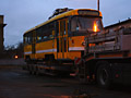 Nakládka vozu T3 č. 195 ve vozovně Slovany před odjezdem do Strašic 3. 1. 2013